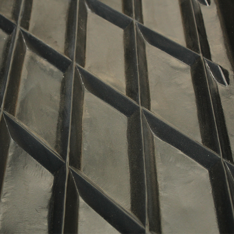 Raised grid pattern on the bath floor