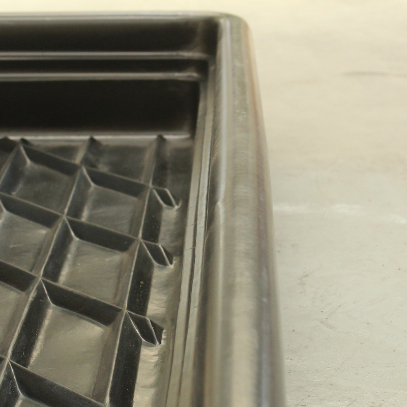 Flanged rim and interior floor detail