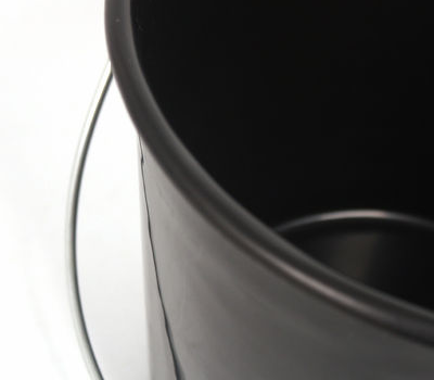 Rim and handle detail